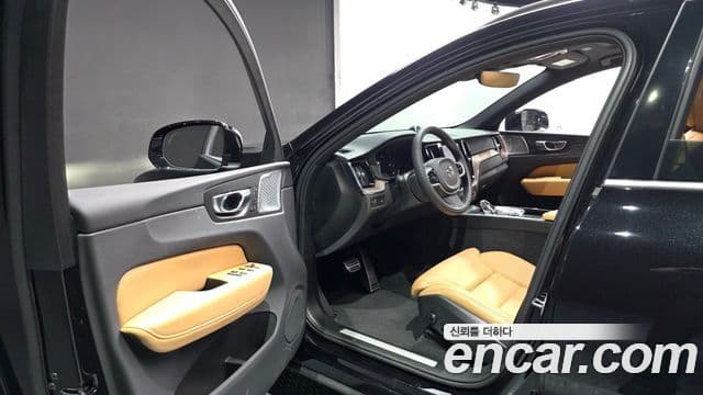 Volvo XC60 2022 — ფოტო 10/20