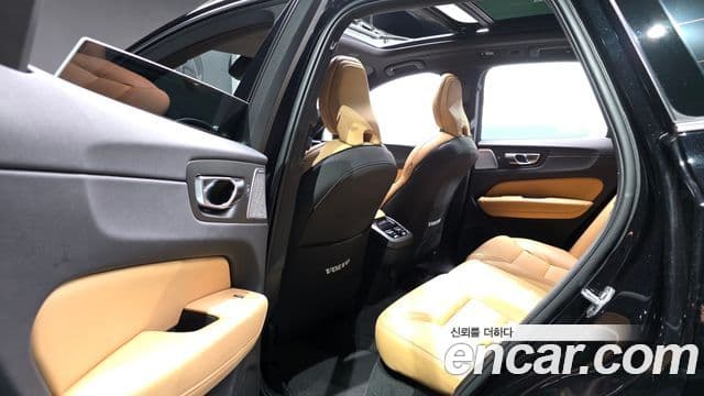 Volvo XC60 2022 — ფოტო 11/20