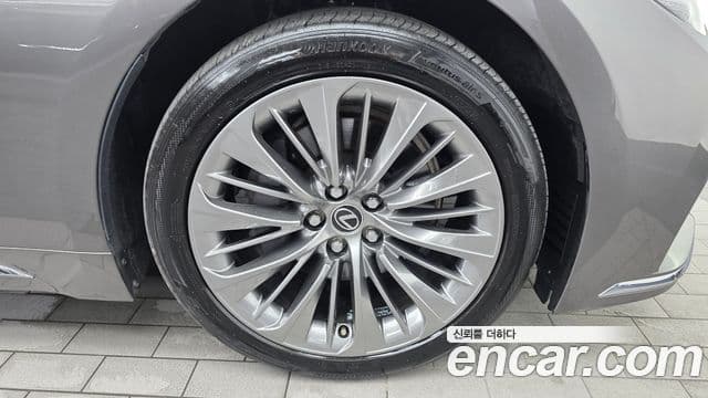 Lexus LS500 2021 — Photo 26/36