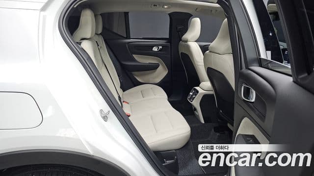 Volvo XC40 2025 — ფოტო 11/20