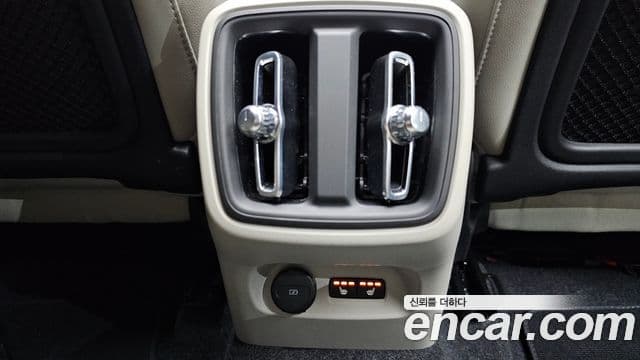 Volvo XC40 2025 — ფოტო 17/20