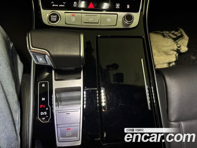 Audi A8 2023 — фото 14 из 15