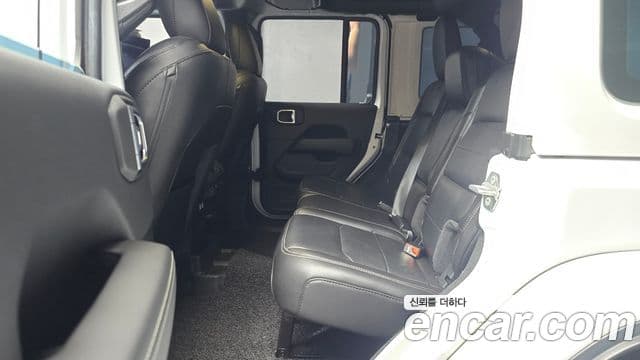 Jeep Wrangler 2021 — фото 12 из 20