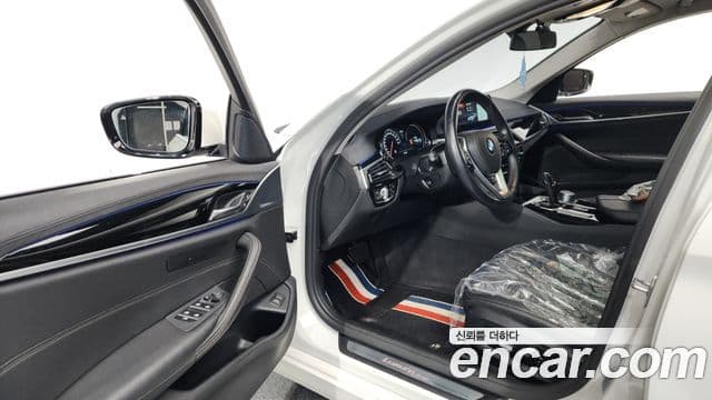 BMW 5 Series 2018 — фото 10 из 20