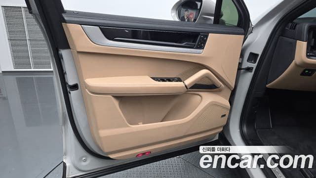 Porsche Cayenne 2023 — Photo 31/36