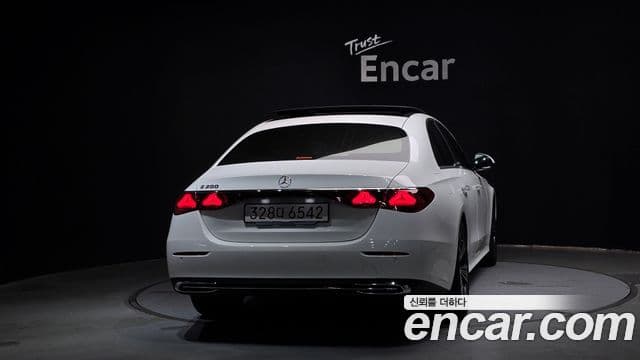 Mercedes-Benz E-Class 2024 — ფოტო 7/30