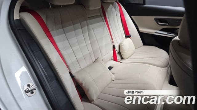 Mercedes-Benz E-Class 2024 — ფოტო 28/30