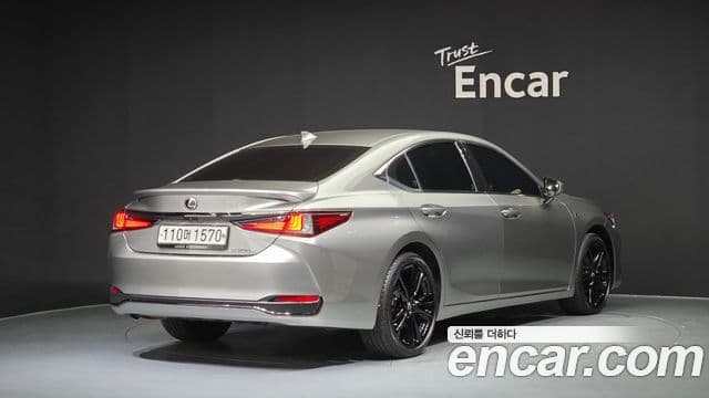 Lexus ES300h 2024 — ფოტო 17/34