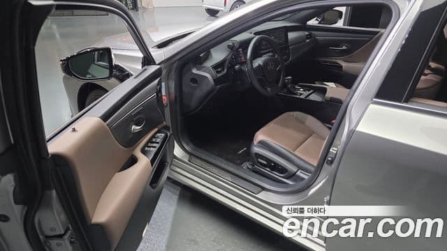 Lexus ES300h 2024 — ფოტო 11/34