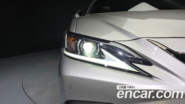 Lexus ES300h 2024 — ფოტო 27/34