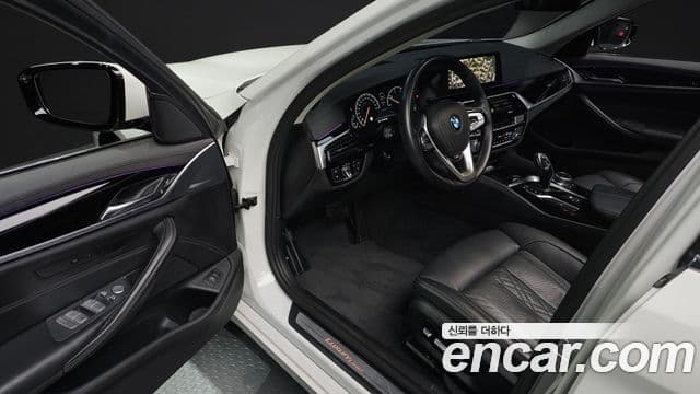 BMW 5 Series 2019 — фото 10 из 20
