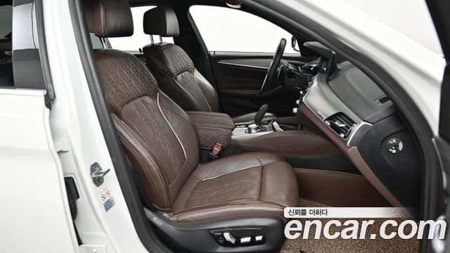 BMW 5 Series 2019 — фото 8 из 20
