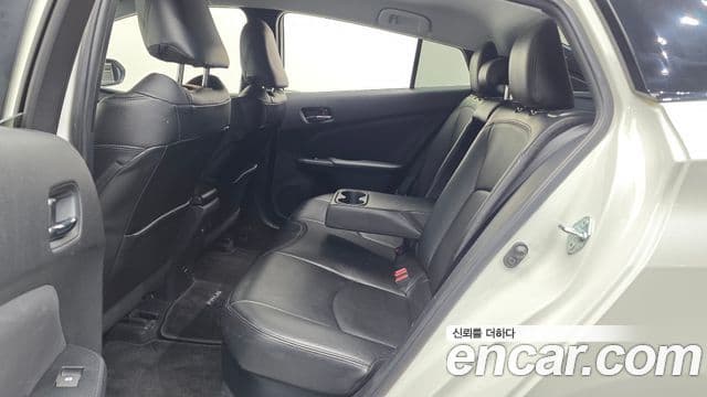 Toyota Prius 2018 — Photo 2/32