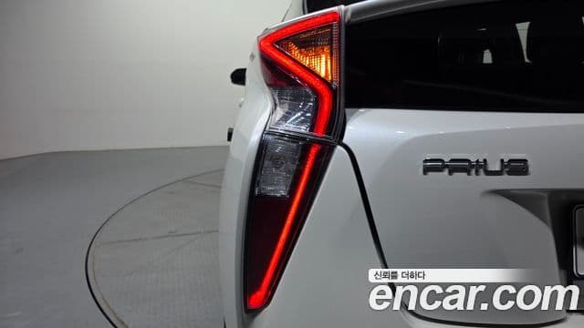 Toyota Prius 2018 — Photo 27/32