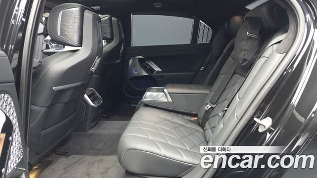 BMW 7 Series 2023 — фото 12 из 20