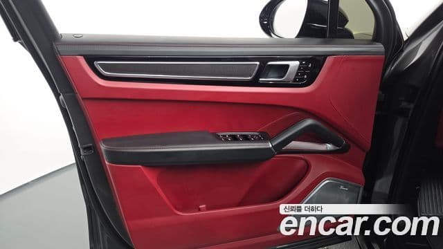 Porsche Cayenne 2020 — Photo 2/35