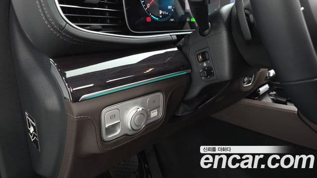 Mercedes-Benz GLE-Class 2023 — Photo 16/41