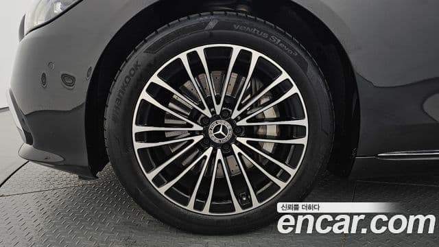 Mercedes-Benz S-Class 2022 — Photo 9/37