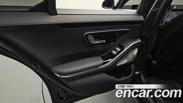 Mercedes-Benz S-Class 2022 — Photo 23/37