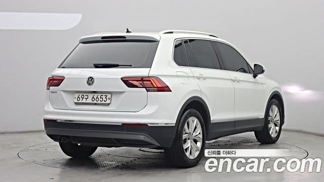 Volkswagen Tiguan 2018 — ფოტო 17/20
