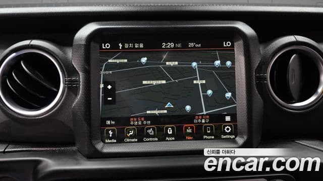 Jeep Wrangler 2021 — ფოტო 16/32