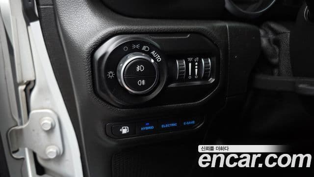 Jeep Wrangler 2021 — ფოტო 12/32