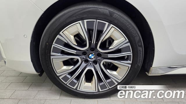 BMW 7 Series 2023 — Photo 17/36