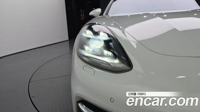 Porsche Panamera 2018 — Şəkil 14/36