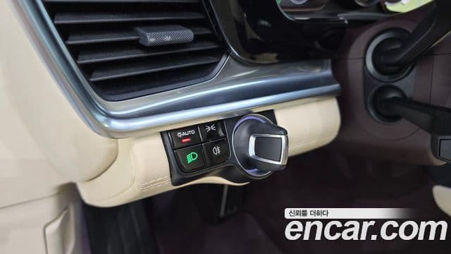 Porsche Panamera 2018 — Şəkil 13/36
