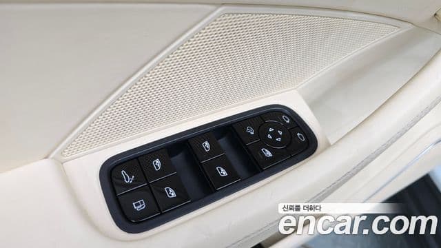 Porsche Panamera 2018 — Şəkil 21/36