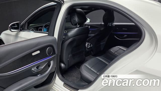 Mercedes-Benz E-Class 2021 — Photo 11/37