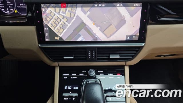 Porsche Cayenne 2021 — Photo 21/33