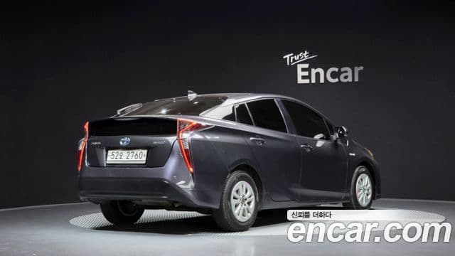 Toyota Prius 2018 — Şəkil 26/35