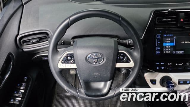 Toyota Prius 2018 — Şəkil 28/35