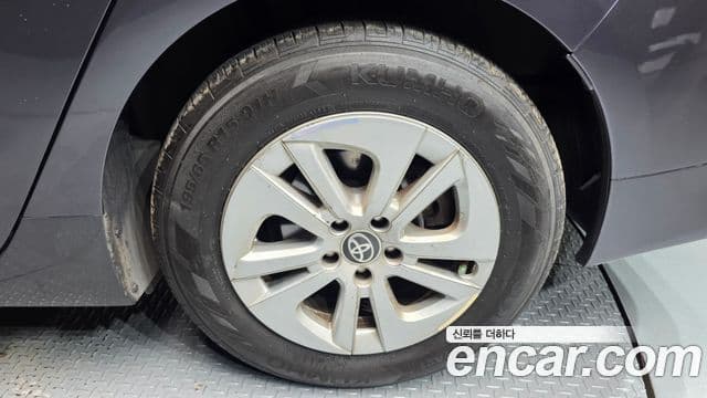 Toyota Prius 2018 — Şəkil 27/35