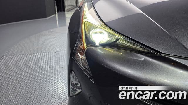 Toyota Prius 2018 — Şəkil 11/35