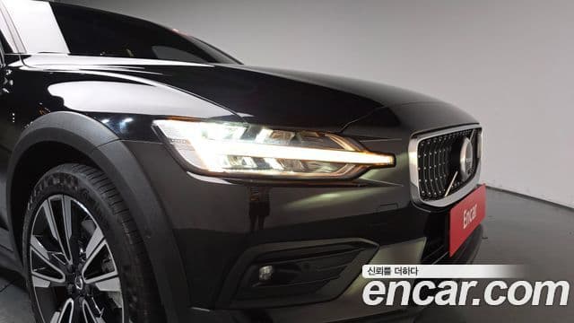 Volvo V60 Cross Country 2023 — Şəkil 13/39