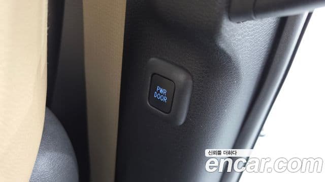 Toyota Sienna 2023 — ფოტო 21/35