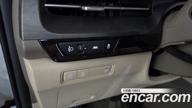 Kia Carnival 2021 — ფოტო 31/35