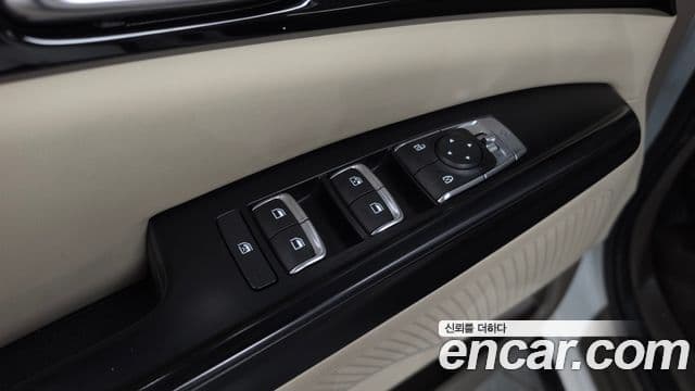 Kia Carnival 2021 — ფოტო 22/35