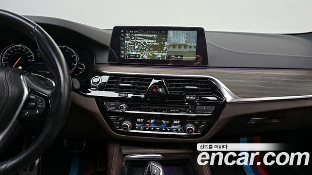BMW 5 Series 2018 — Şəkil 10/20