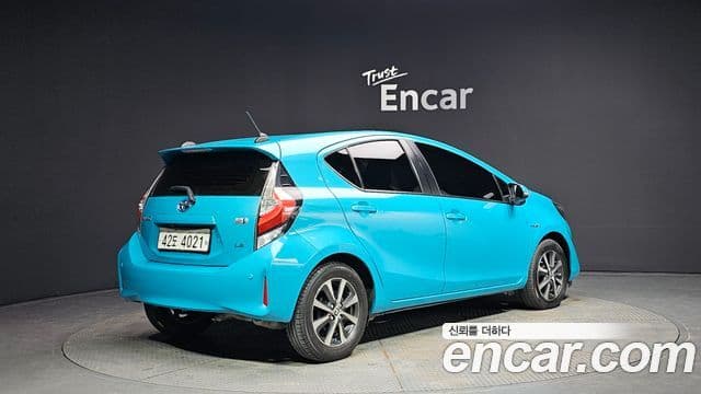 Toyota Prius C 2018 — Şəkil 11/20