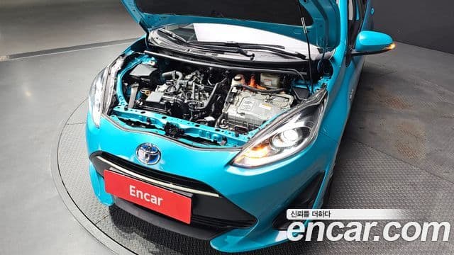 Toyota Prius C 2018 — Şəkil 13/20