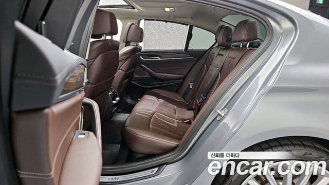 BMW 5 Series 2023 — фото 12 из 20