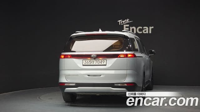 Kia Carnival 2021 — ფოტო 4/20