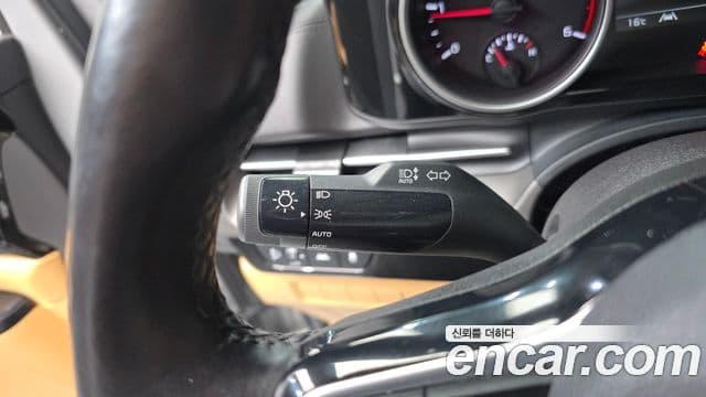 Kia Carnival 2021 — ფოტო 16/20
