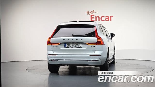 Volvo XC60 2022 — ფოტო 4/20