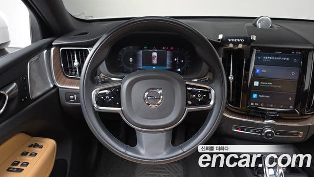 Volvo XC60 2022 — ფოტო 13/20