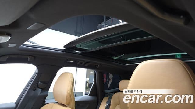 Volvo XC60 2022 — ფოტო 18/20