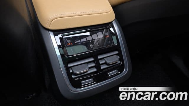 Volvo XC60 2022 — ფოტო 19/20